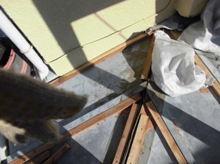 加古川市のカバー工事におけるベランダの一時撤去